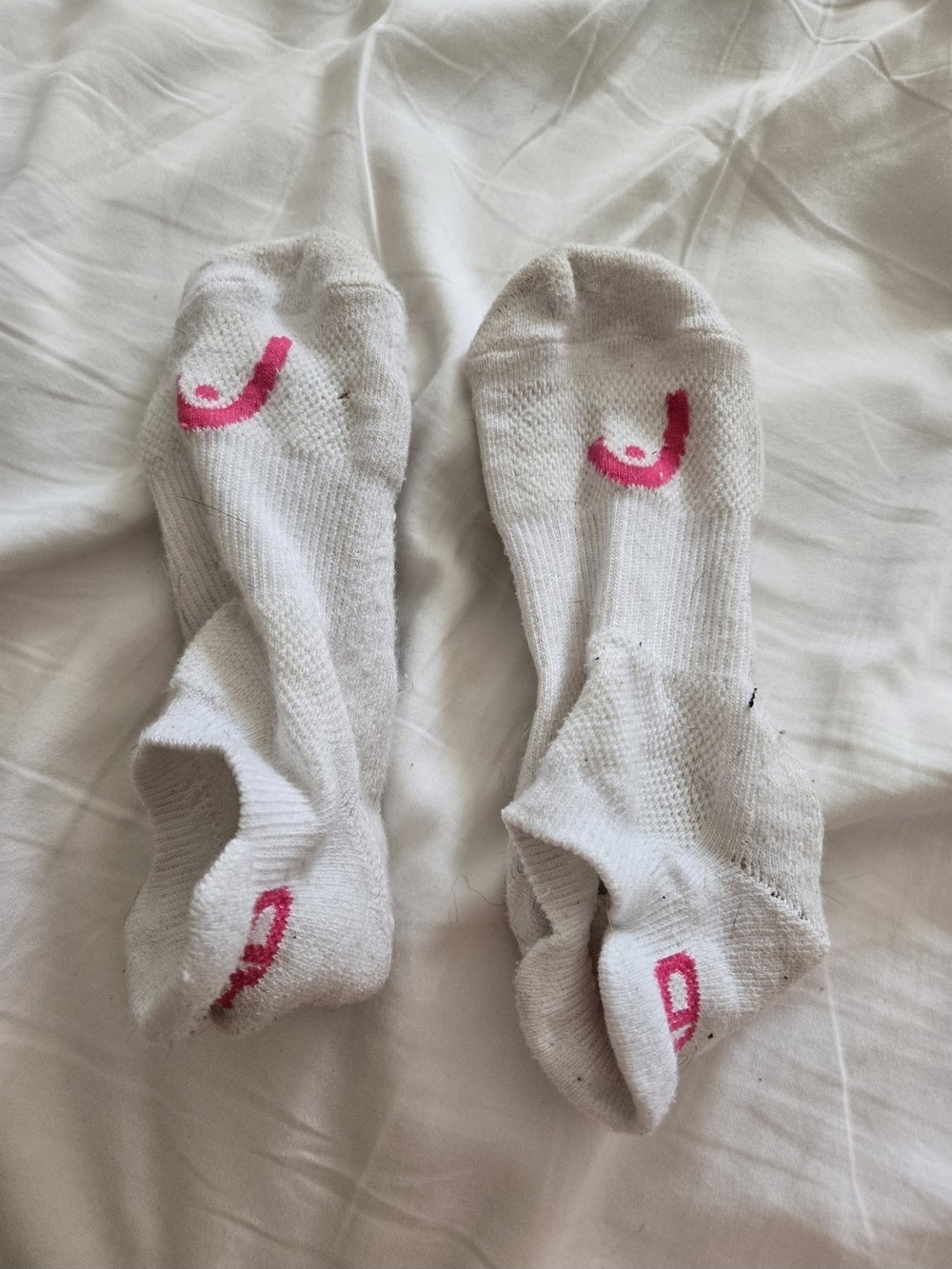 White No-Show Socks with Pink Logo - Head Brand
